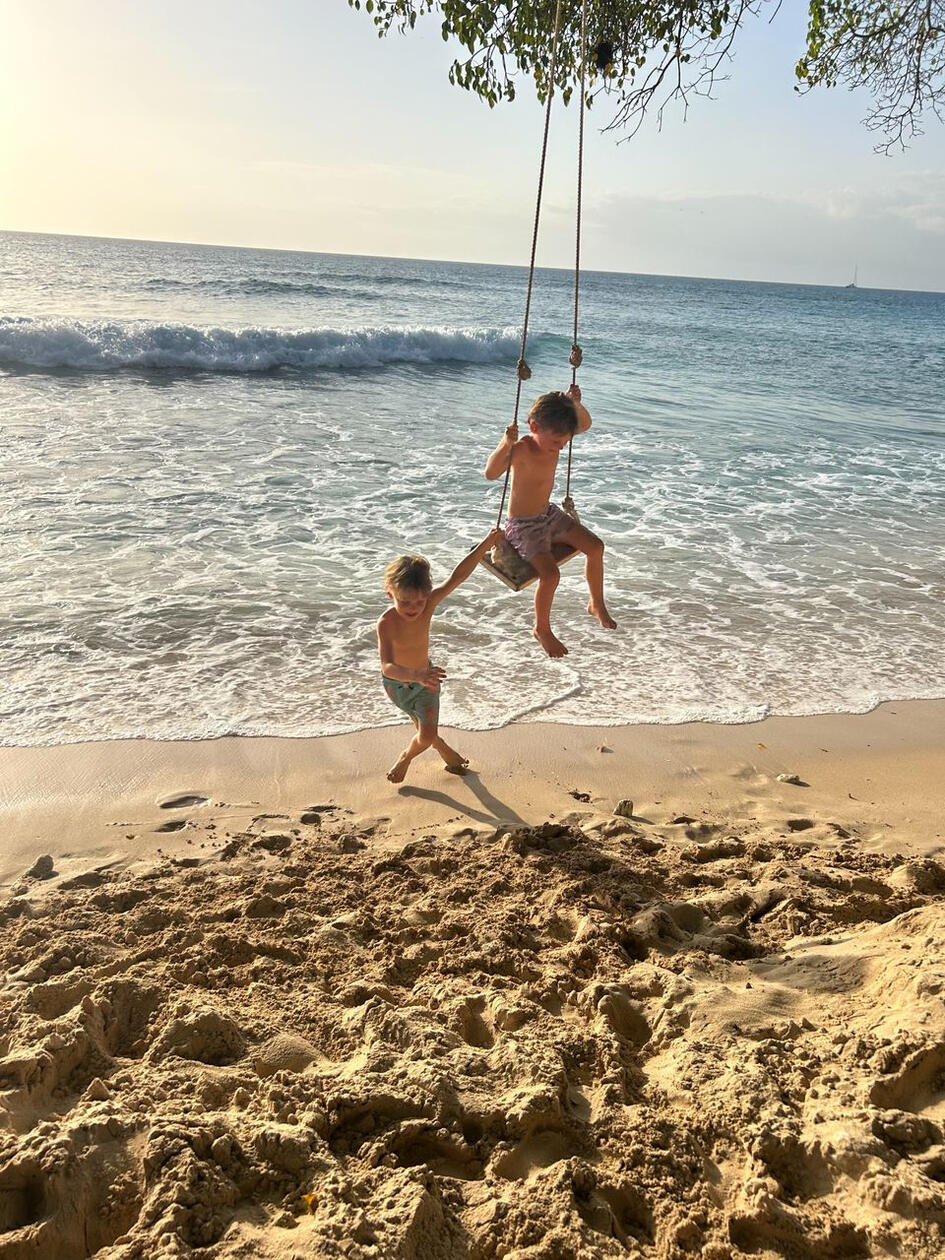 Swinging at La Cabane